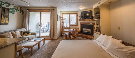 Fernseher, Kamin, Tischtennisplatte