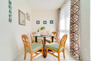 Dining - #3 Heated Pool, Large Yard, 1BR+sunroom/office (Fort Lauderdale)