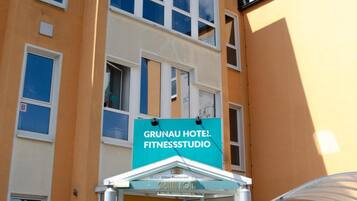 Ein Hotel Eingang mit einem Schild für Grunau Hotel Fitnessstudio.
