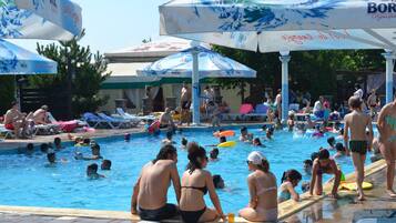 Kolam renang outdoor musiman