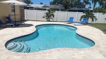 Utomhuspool och uppvärmd pool