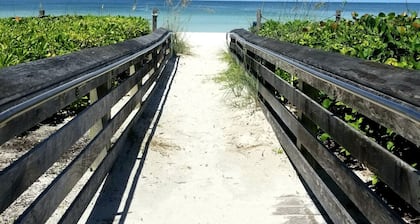 COZY BEACH HOUSE lähellä rantoja ravintoloita ja kauppoja * Alennukset pidempään oleskeluun *