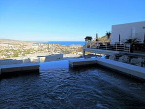 Alberca al aire libre y alberca climatizada