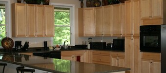 Perhe Lakefront Retreat! Tuo vene omalle yksityiselle venekodillesi.