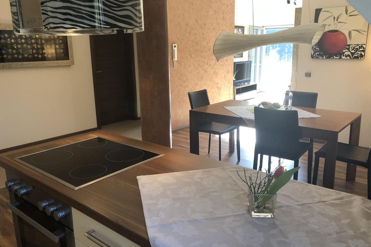 exclusive apartment, resort view | hypo-allergenic bedding, in-room safe, individually decorated