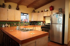 Kylskåp, mikrovågsugn, ugn och spishäll