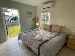 1 slaapkamer, een bureau, een strijkplank/strijkijzer, reisbedje