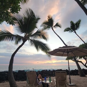 Playa en los alrededores, camastros y toallas de playa 