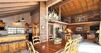 Lakefront Getaway telakalla. Laskettelurinteet näköalalla kylpylästä auringonlaskun aikaan.