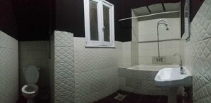 A bathroom with a toilet, a sink, and a bathtub. - Isis Hotel Cairo (Cairo)