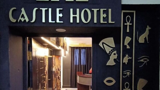 Ingången till Castle Hotel pryds av en skylt med en bild av ett slott och egyptiska symboler.