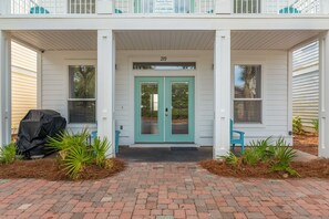Exterior detail - Poolside Haven! Spring break deals, book now!  6 bedroom/3.5 bath/Sleeps16 (Destin)