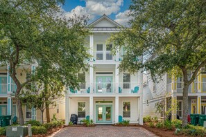 Exterior - Poolside Haven! Spring break deals, book now!  6 bedroom/3.5 bath/Sleeps16 (Destin)