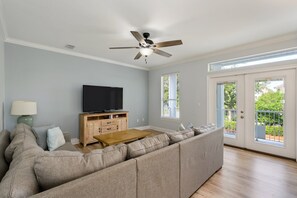 Smart TV, video games, DVD player, toys - Poolside Haven! Spring break deals, book now!  6 bedroom/3.5 bath/Sleeps16 (Destin)