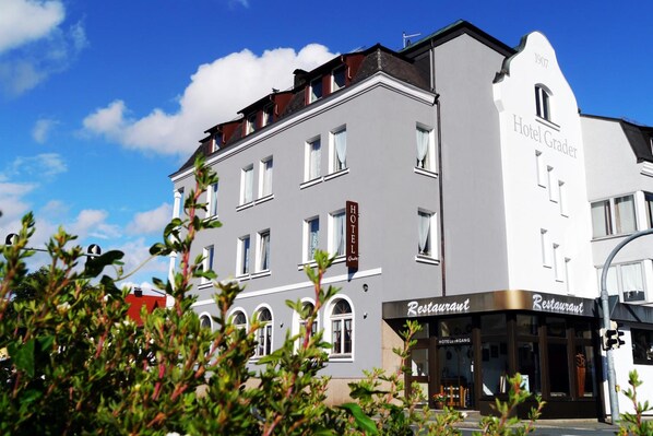 A hotel with a sign indicating it is a hotel and a restaurant.