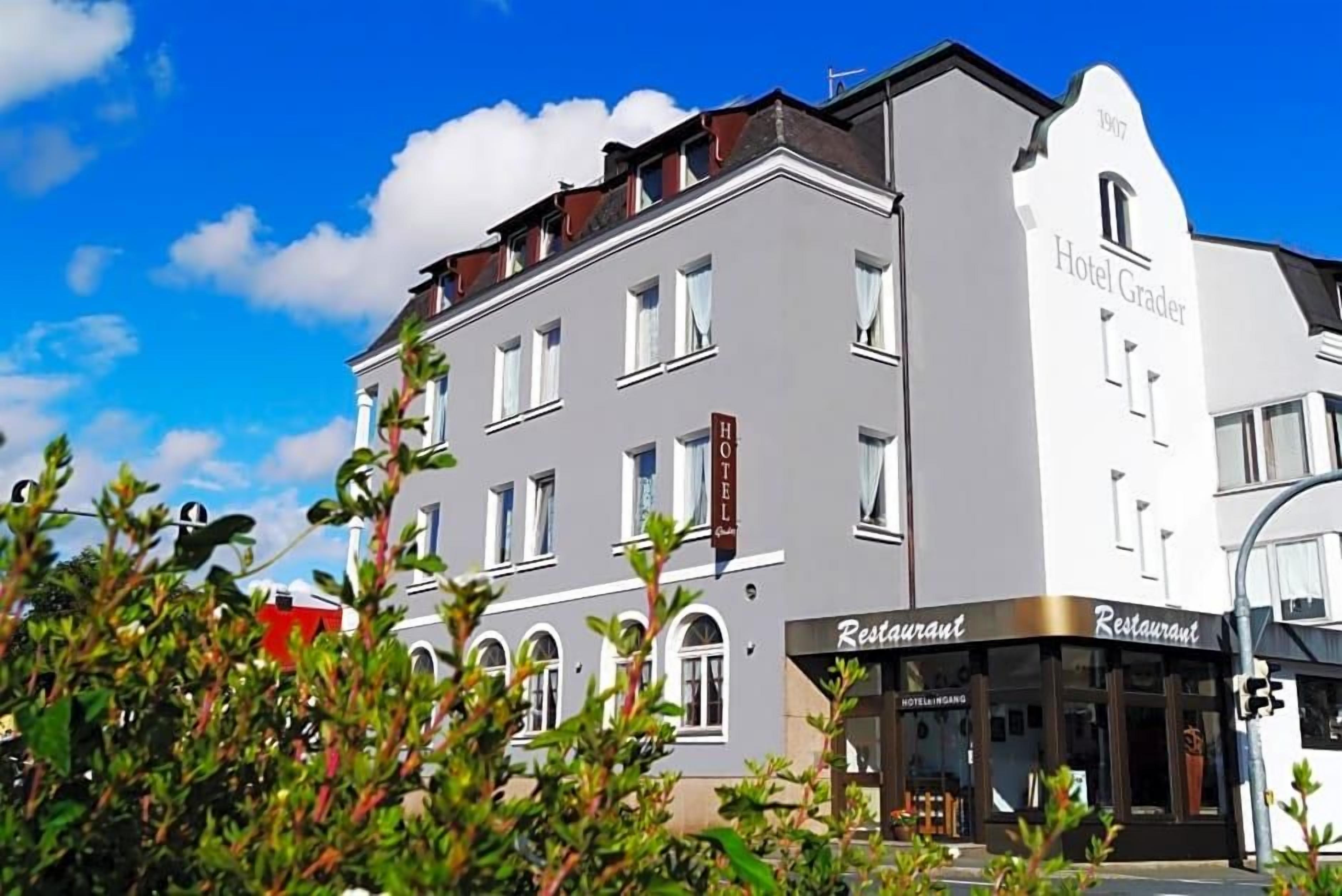Egy szálloda, amelyen a „Hotel Grader” feliratú tábla látható, és egy étterem, amelyen az „Étterem” feliratú tábla található.