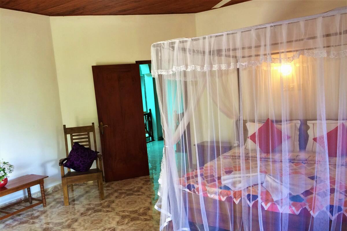 In-room safe, desk, iron/ironing board, free WiFi
