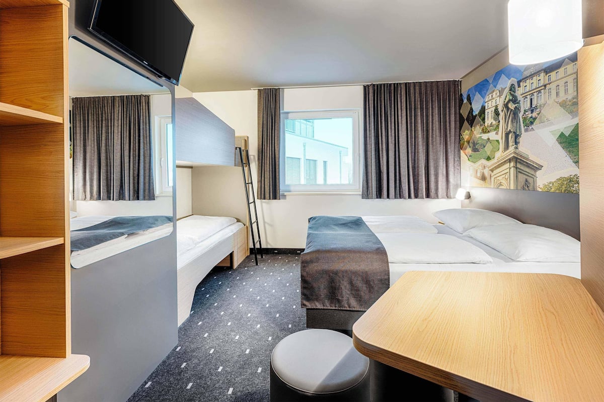 Vierbettzimmer | 1 Schlafzimmer, Schreibtisch, schallisolierte Zimmer, kostenloses WLAN