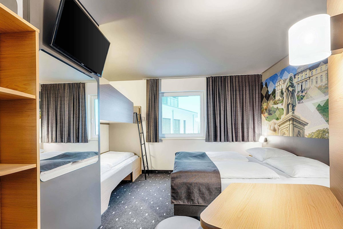 Camera quadrupla | Una scrivania, insonorizzazione, Wi-Fi gratuito, lenzuola