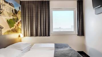 Desk, soundproofing, free WiFi, bed sheets