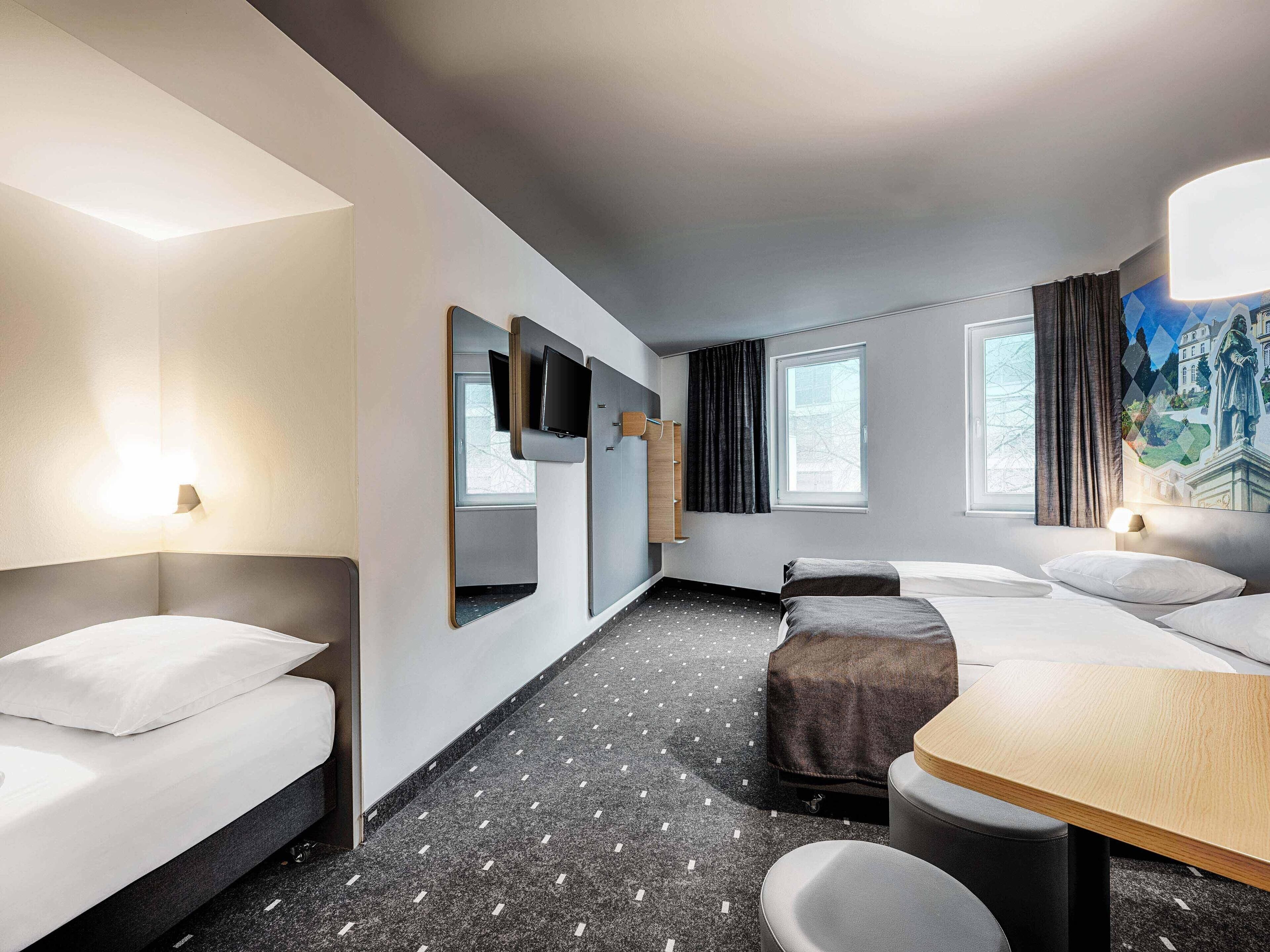 Quarto triplo | Escrivaninha, quartos à prova de som, Wi-Fi de cortesia, roupa de cama