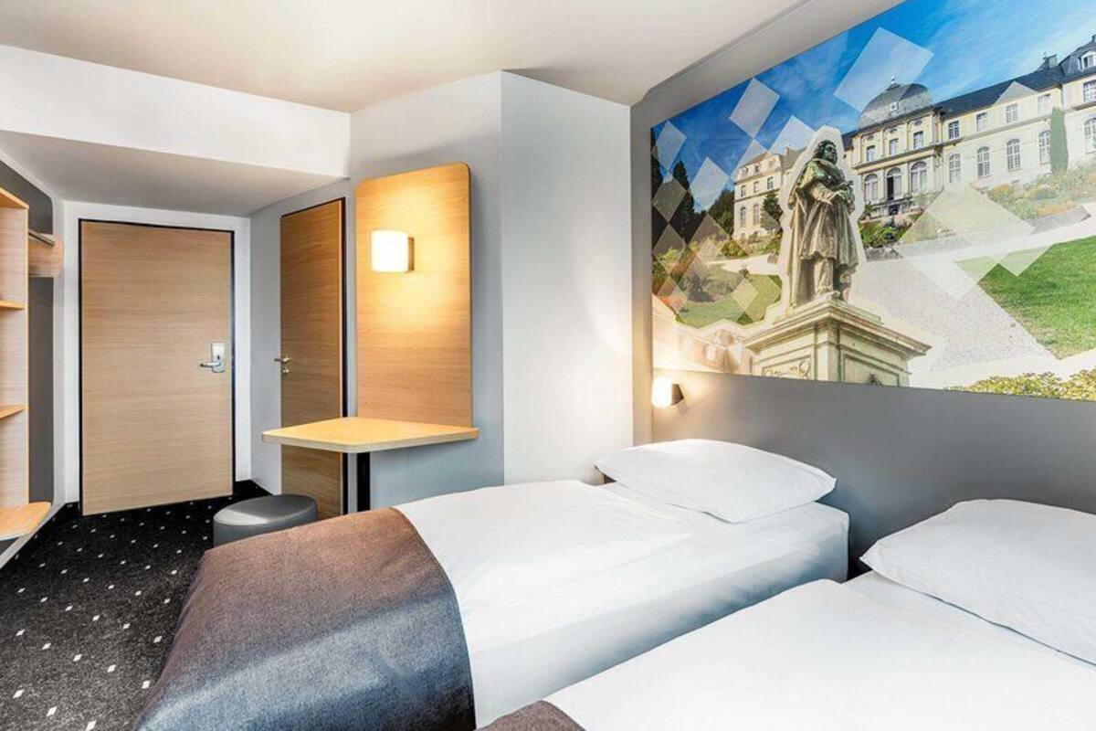Twin Room | Desk, soundproofing, WiFi (free), bed sheets