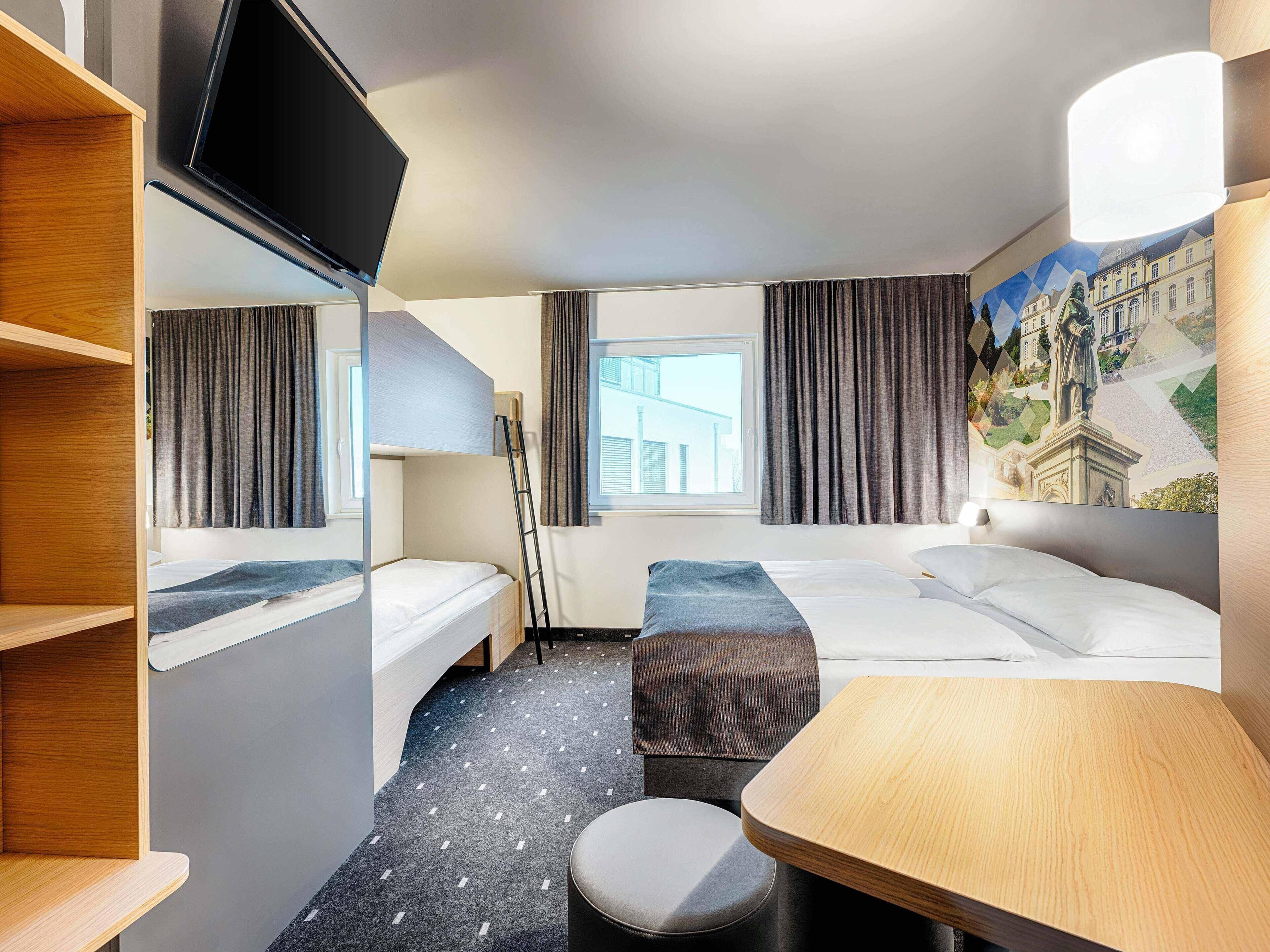 Desk, soundproofing, free WiFi, bed sheets