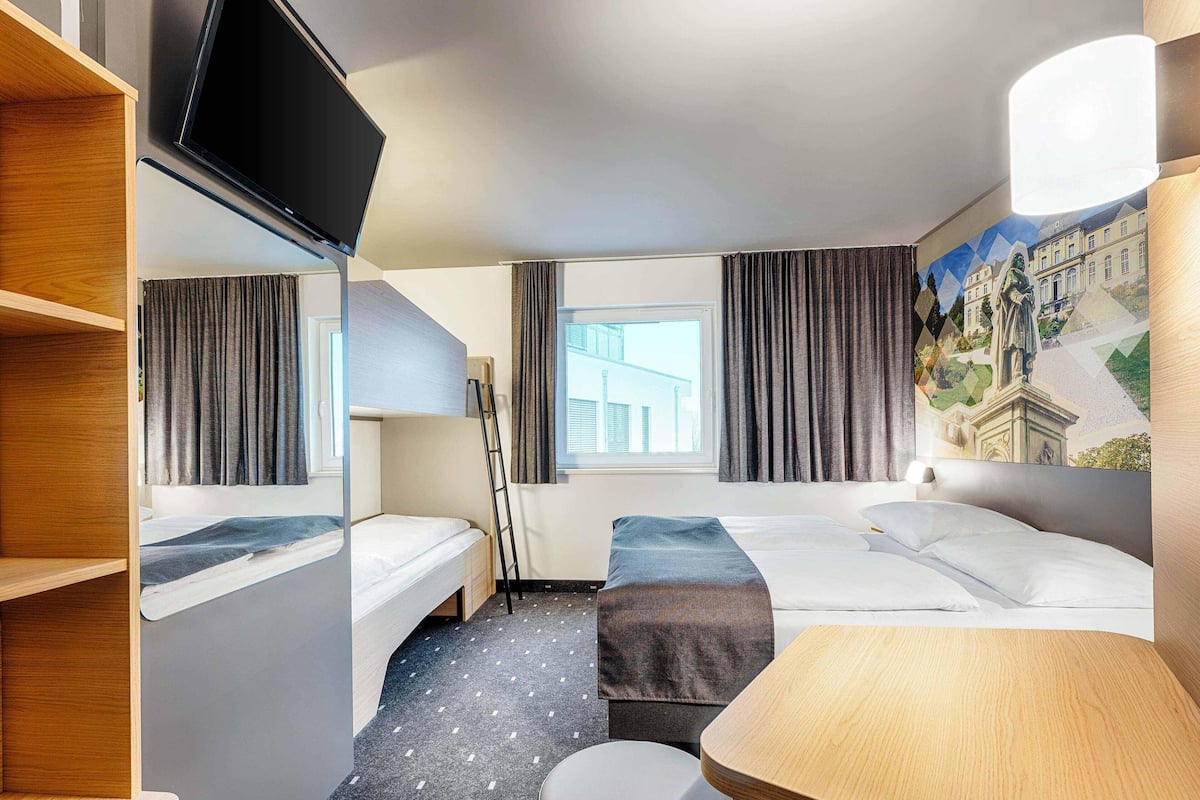 Desk, soundproofing, free WiFi, bed sheets