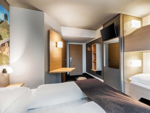 Escritorio, sistema de insonorización, wifi gratis y ropa de cama 