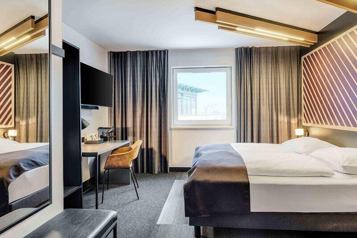 Premium Room | Desk, soundproofing, WiFi (free), bed sheets