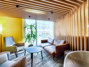 Een bureau, geluiddichte muren, gratis wifi, beddengoed