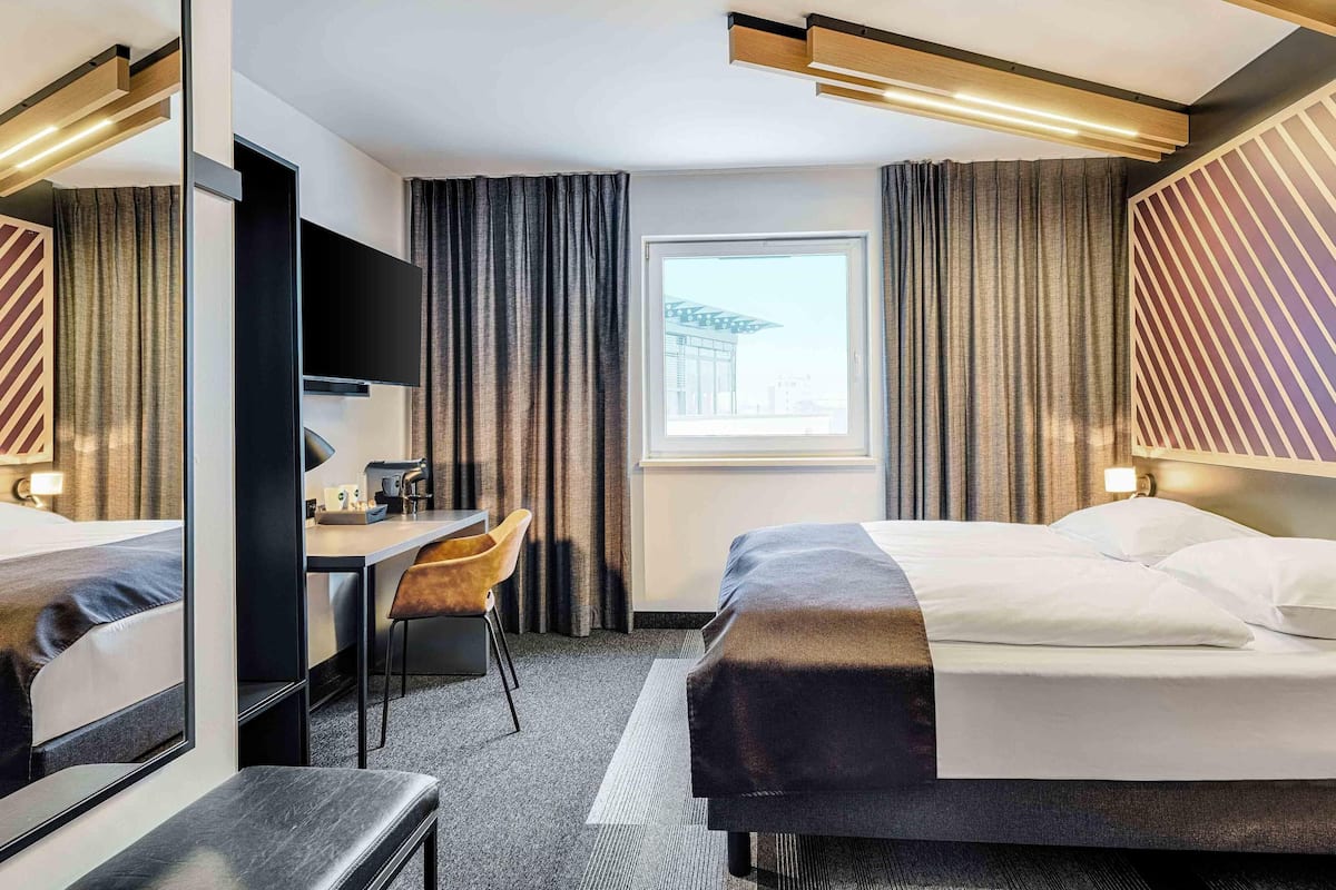 Desk, soundproofing, free WiFi, bed sheets