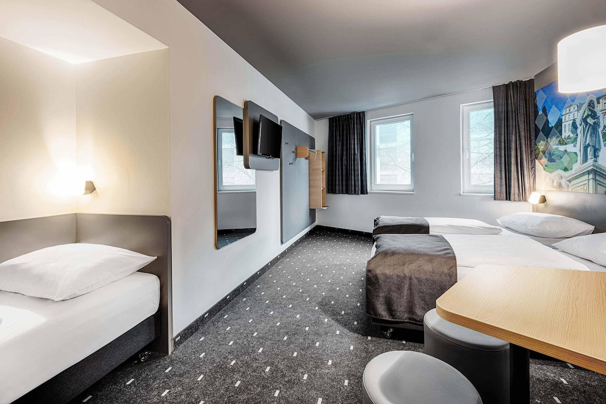 Desk, soundproofing, free WiFi, bed sheets