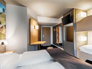 Vierbettzimmer | Schreibtisch, schallisolierte Zimmer, kostenloses WLAN, Bettwäsche