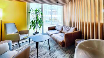 Desk, soundproofing, free WiFi, bed sheets