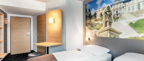 Desk, soundproofing, free WiFi, bed sheets