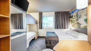 Desk, soundproofing, free WiFi, bed sheets