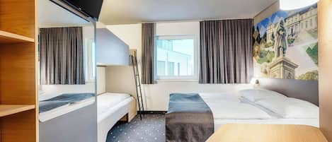 Een bureau, geluiddichte muren, gratis wifi, beddengoed