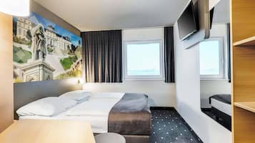 Desk, soundproofing, free WiFi, bed sheets