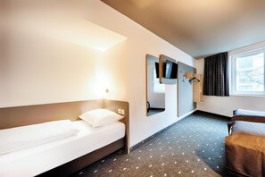 Dreibettzimmer | 1 Schlafzimmer, Schreibtisch, schallisolierte Zimmer, kostenloses WLAN
