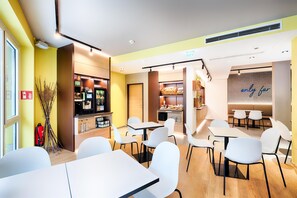 Café da manhã com buffet diário (EUR 13.9 por pessoa) 