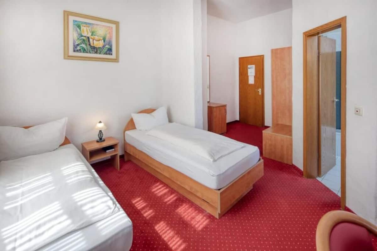 Economy kamer, 1 twee- of 2 eenpersoonsbedden, privébadkamer | 1 slaapkamer