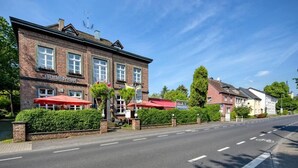 A building with a sign reading "Mathildenhof" and a red awning. - Hotel Restaurant Mathildenhof (Pulheim)