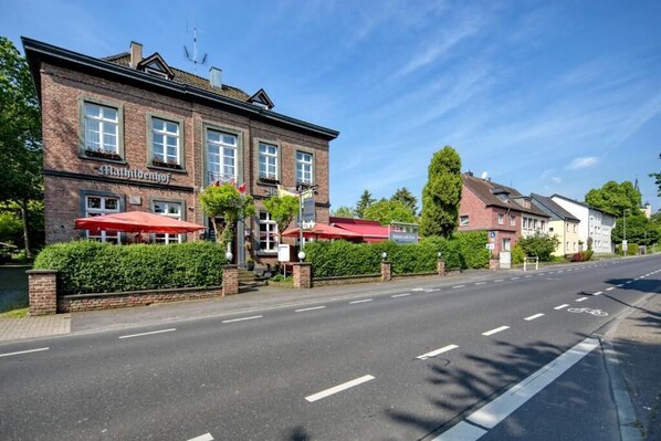 A building with a sign reading "Mathildenhof" and a red awning. - Hotel Restaurant Mathildenhof (Pulheim)