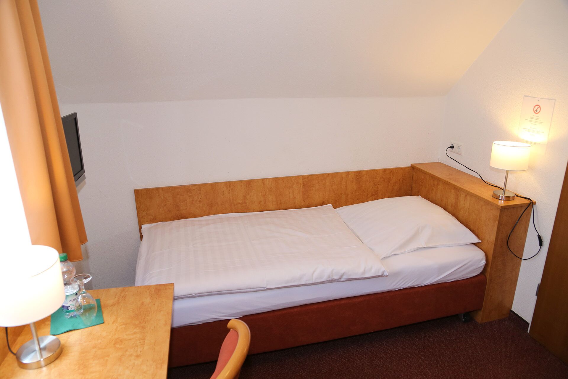 single room, shared bathroom (economy)