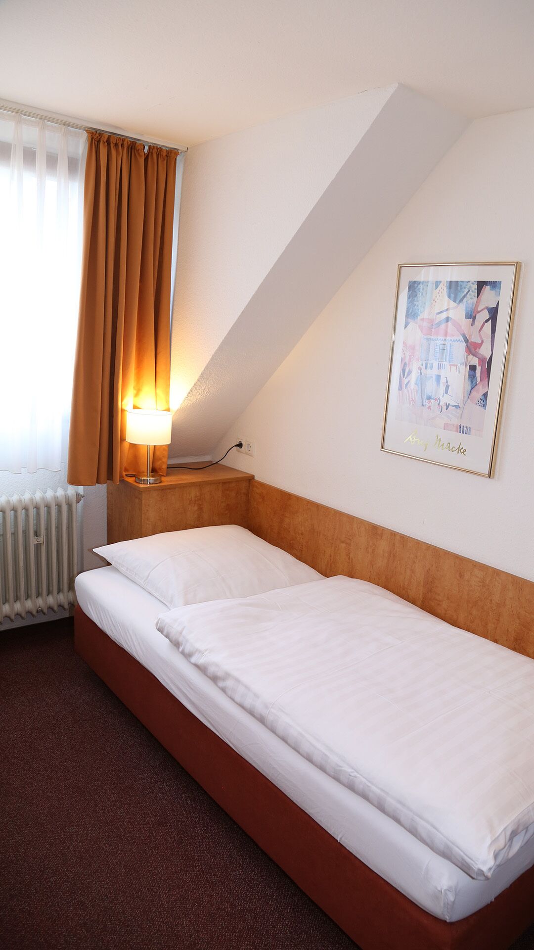 single room, shared bathroom (economy)