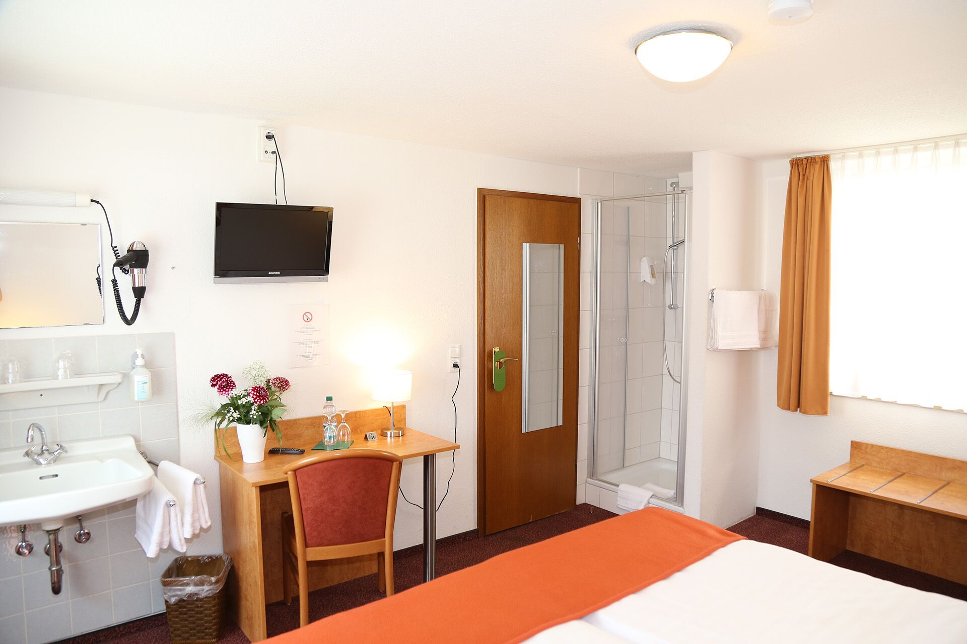 double room, shared bathroom (economy)