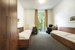 Zweibettzimmer | Allergikerbettwaren, Zimmersafe, Schreibtisch, kostenloses WLAN