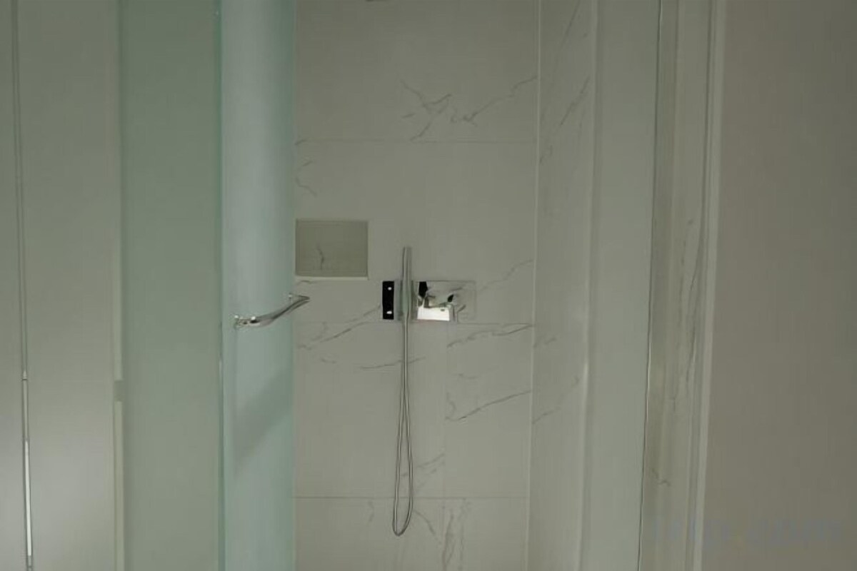 Een douche, gratis toiletartikelen, een haardroger, badjassen