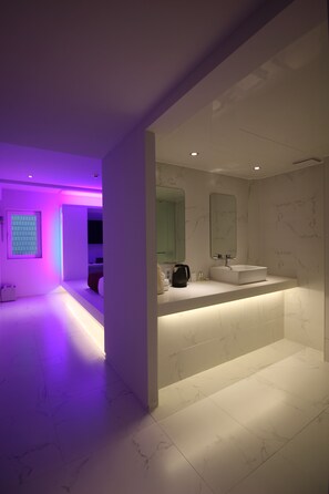 ห้องดีลักซ์ดับเบิล | ห้องน้ำ | ฝักบัว, ของใช้ในห้องน้ำฟรี, ไดร์เป่าผม, เสื้อคลุมอาบน้ำ